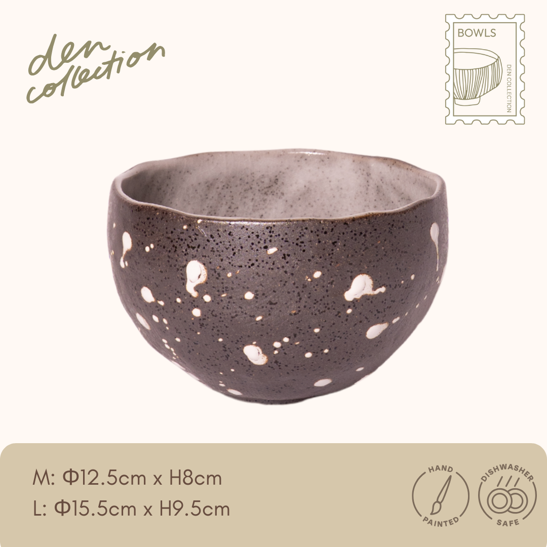 WabiSabi Donburi Bowl in Ink Splash – Deep brown with white splash patterns, offering a bold, expressive feel. / 濃茶の釉薬に白い飛び筆模様が映える個性的な丼ぶり。印象的な和の雰囲気。